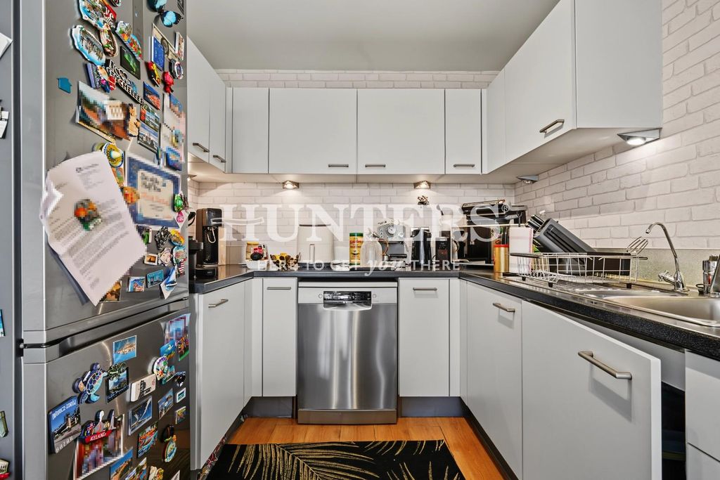Property photo 3 of 11 Kitchen