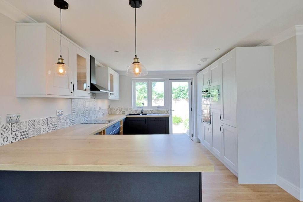 Property photo 3 of 19 Kitchen