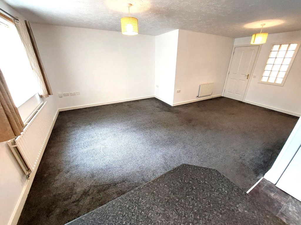 Property photo 3 of 13 Lounge