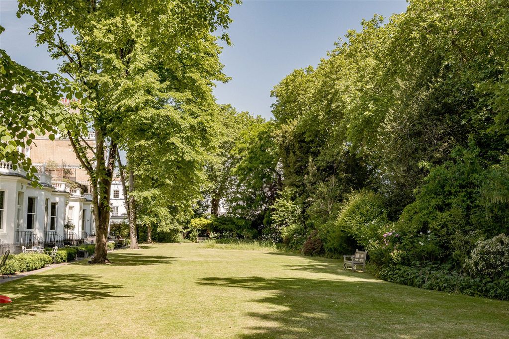 Property photo 3 of 10 Communal Garden