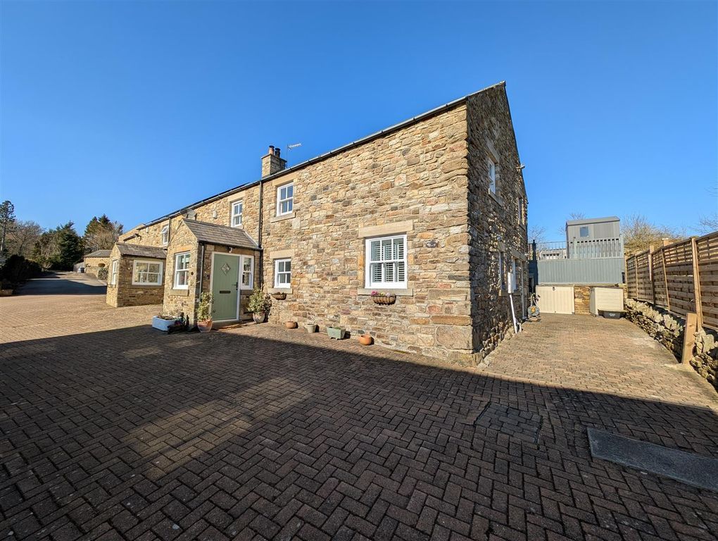 Property photo 1 of 39 Externally