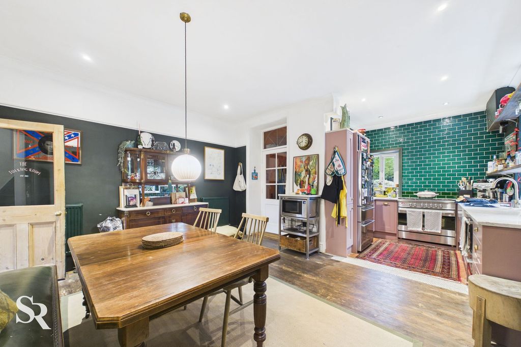Property photo 2 of 33