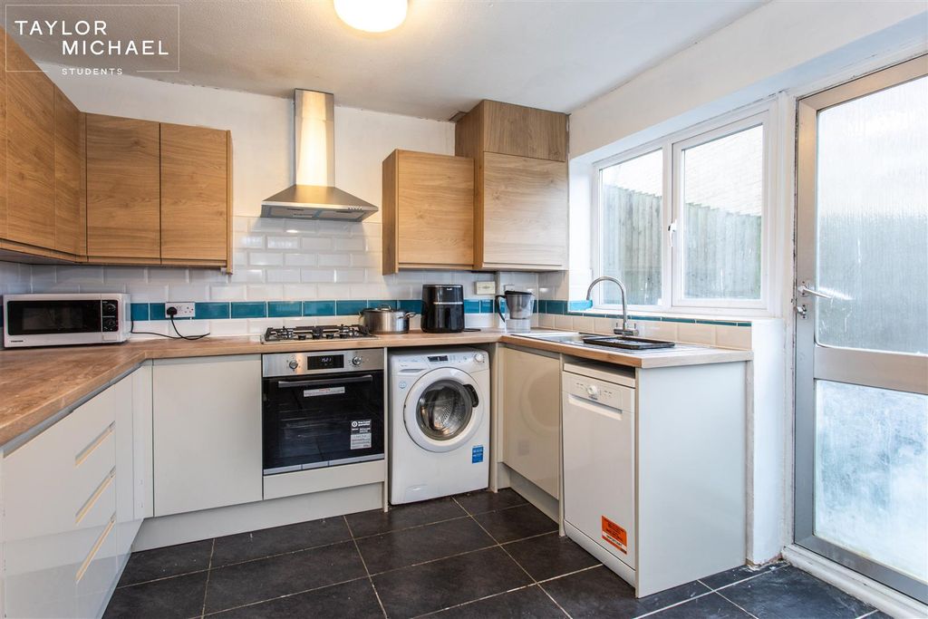 Property photo 2 of 17 Kitchen