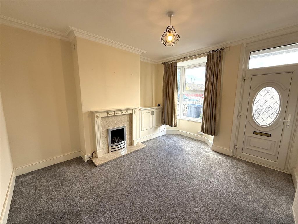 Property photo 3 of 8 Lounge