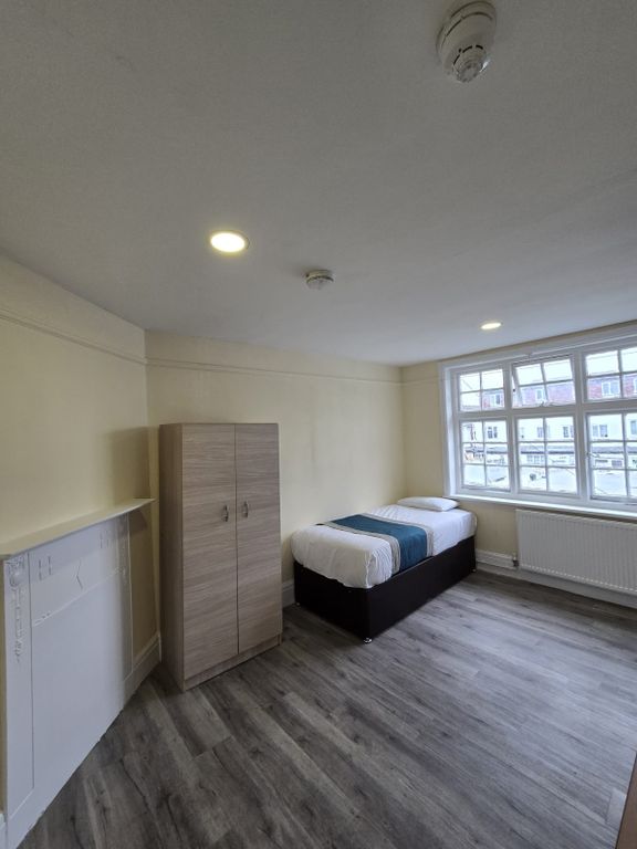 Property photo 2 of 5 Room