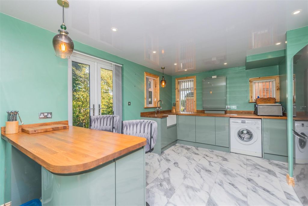 Property photo 2 of 28 Modern Fitted Dining Kitchen: