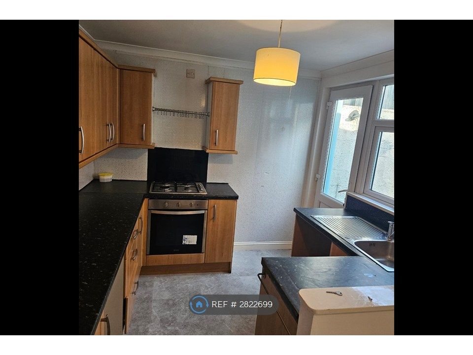 Property photo 3 of 19 Kitchen