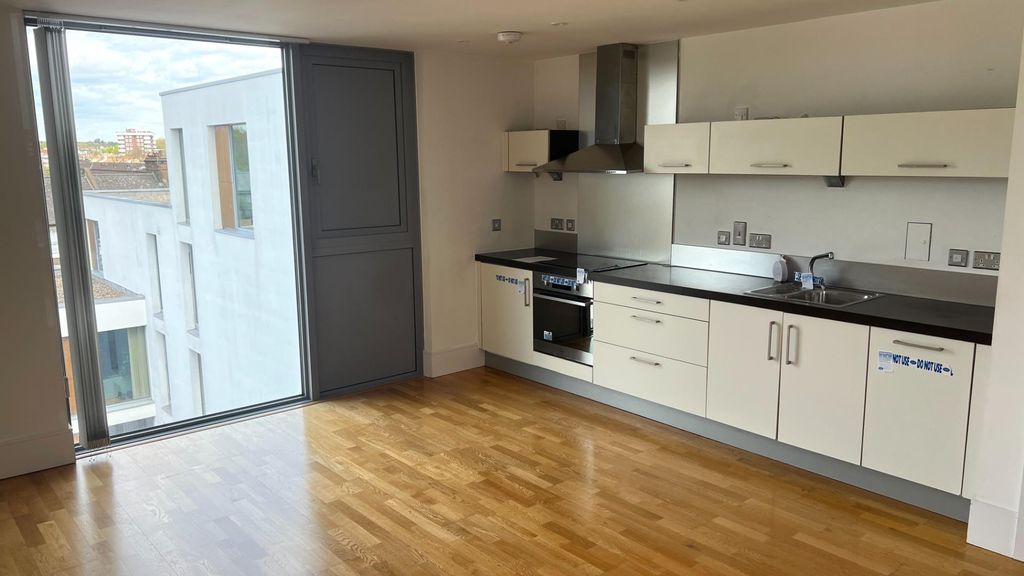 Property photo 3 of 10 Kitchen