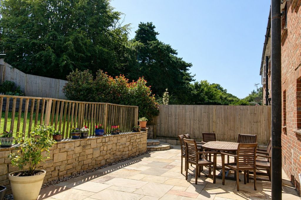 Property photo 2 of 25 Terrace