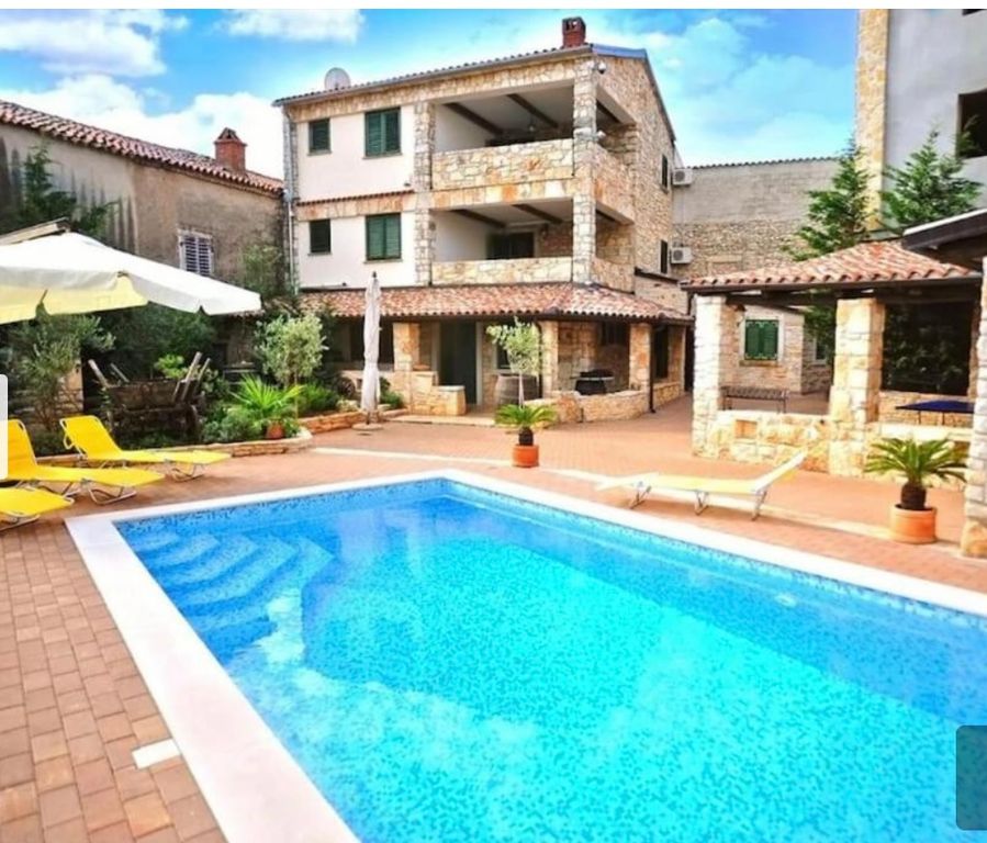 Property photo 1 of 22