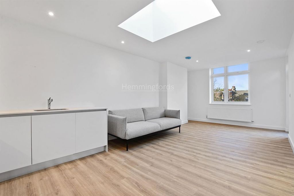 Property photo 1 of 14 12-7E88Gchmf - 3 Solent Lodge - Reception -Origina