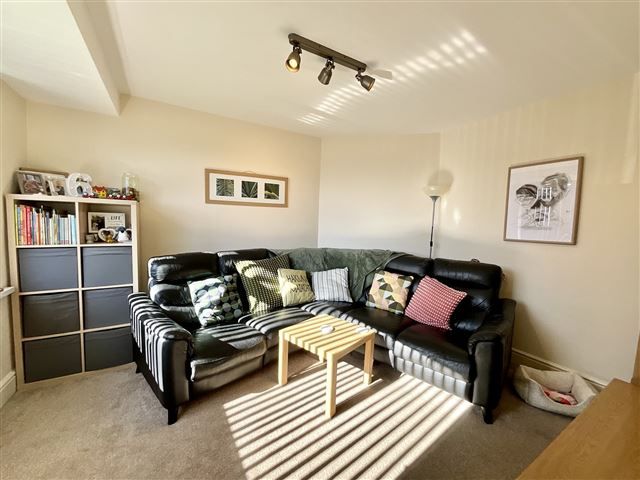 Property photo 3 of 17 Lounge