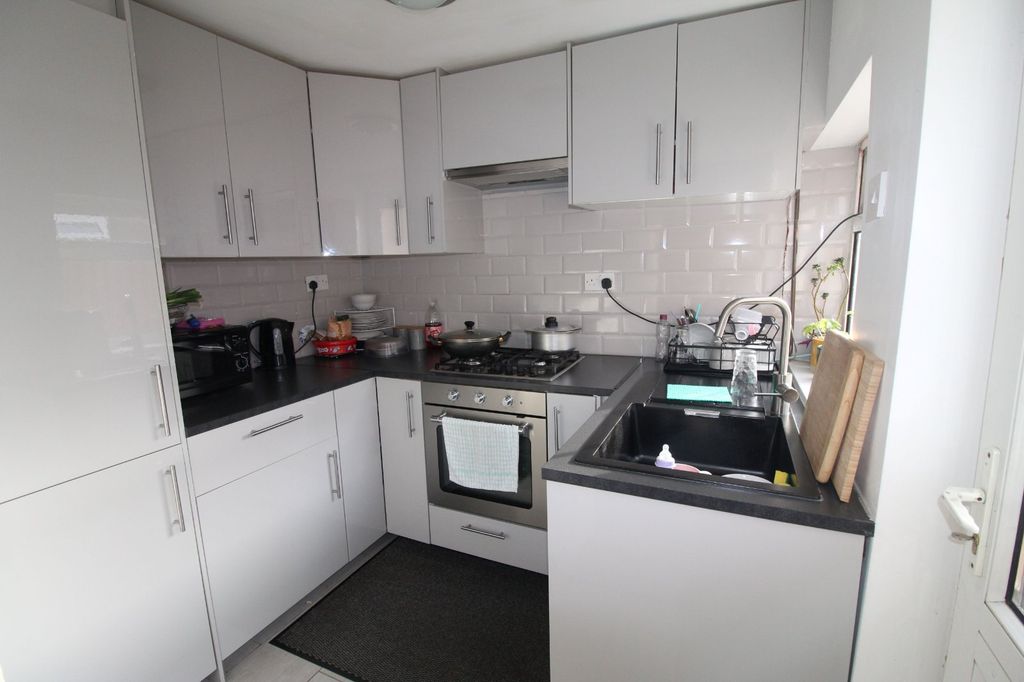 Property photo 2 of 8 Kitchen