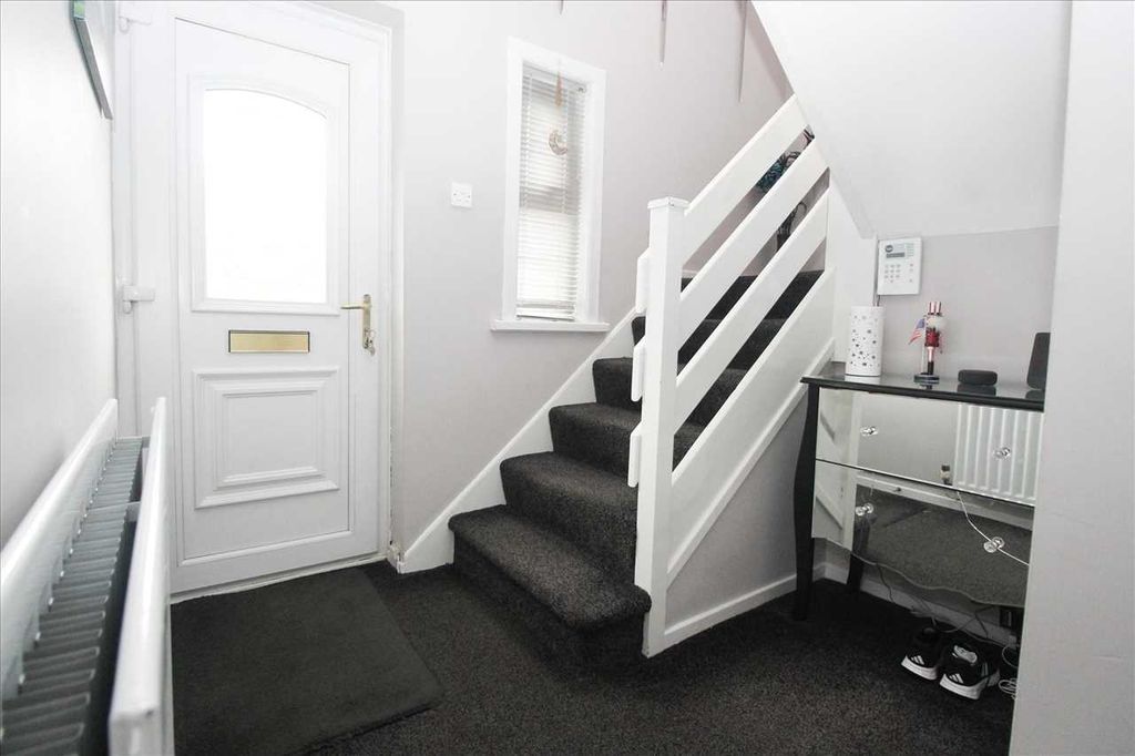 Property photo 2 of 10 Entrance Hall