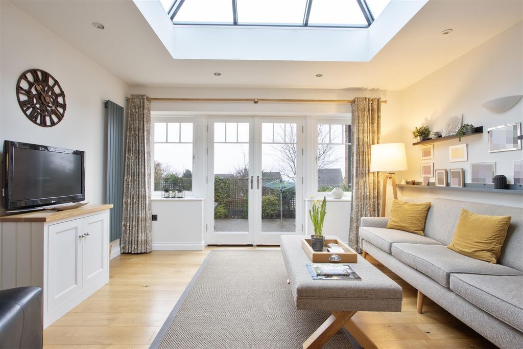 Property photo 3 of 33 Family/Sun Room