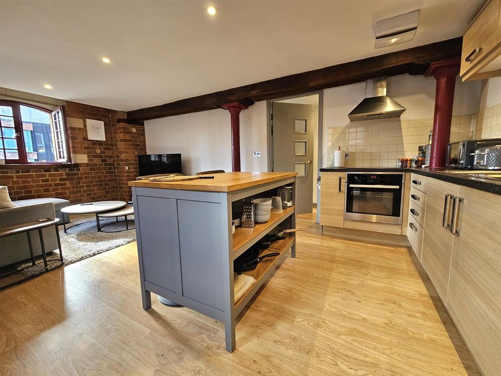 2 bed flat for saleBiddle & Shipton, Gloucester Docks GL1 photo 5