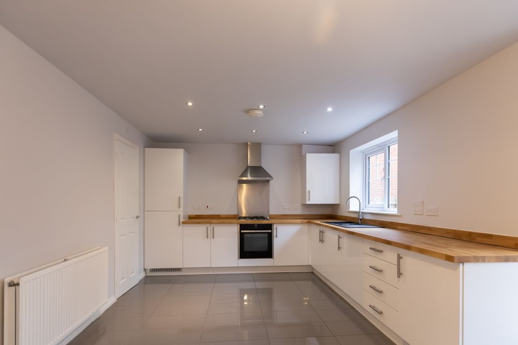 Property photo 2 of 21 Em-4