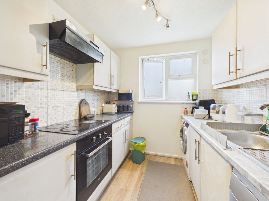 Property photo 3 of 9 Kitchen