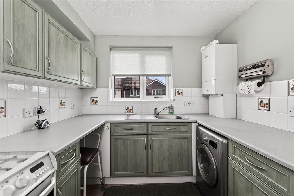 Property photo 3 of 18 Kitchen