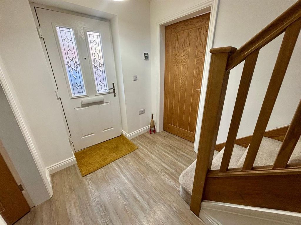 Property photo 3 of 18 Entrance Hall