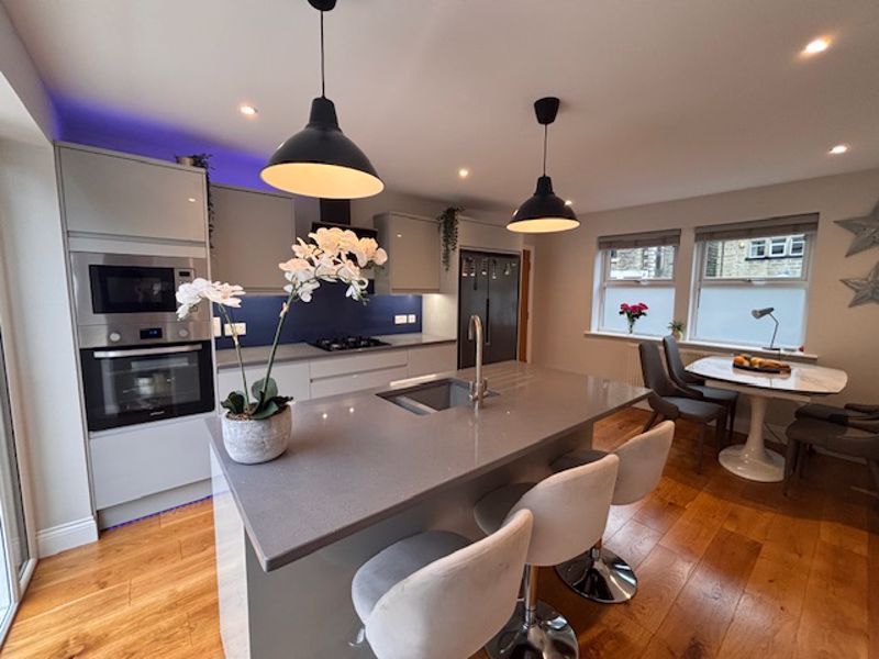 Property photo 3 of 31 Dining Kitchen
