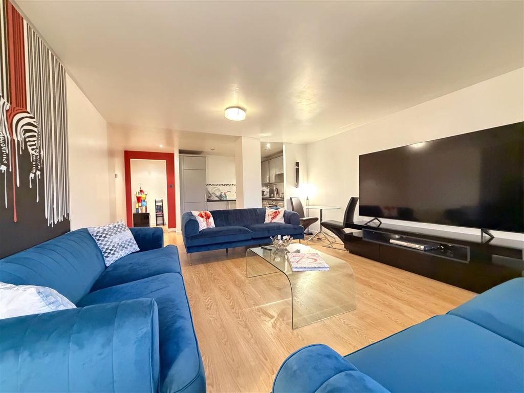 Property photo 3 of 13 Lounge