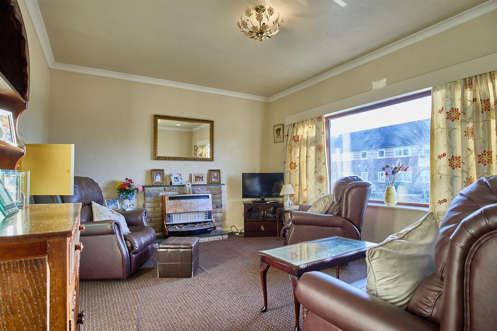 Property photo 3 of 12 Lounge