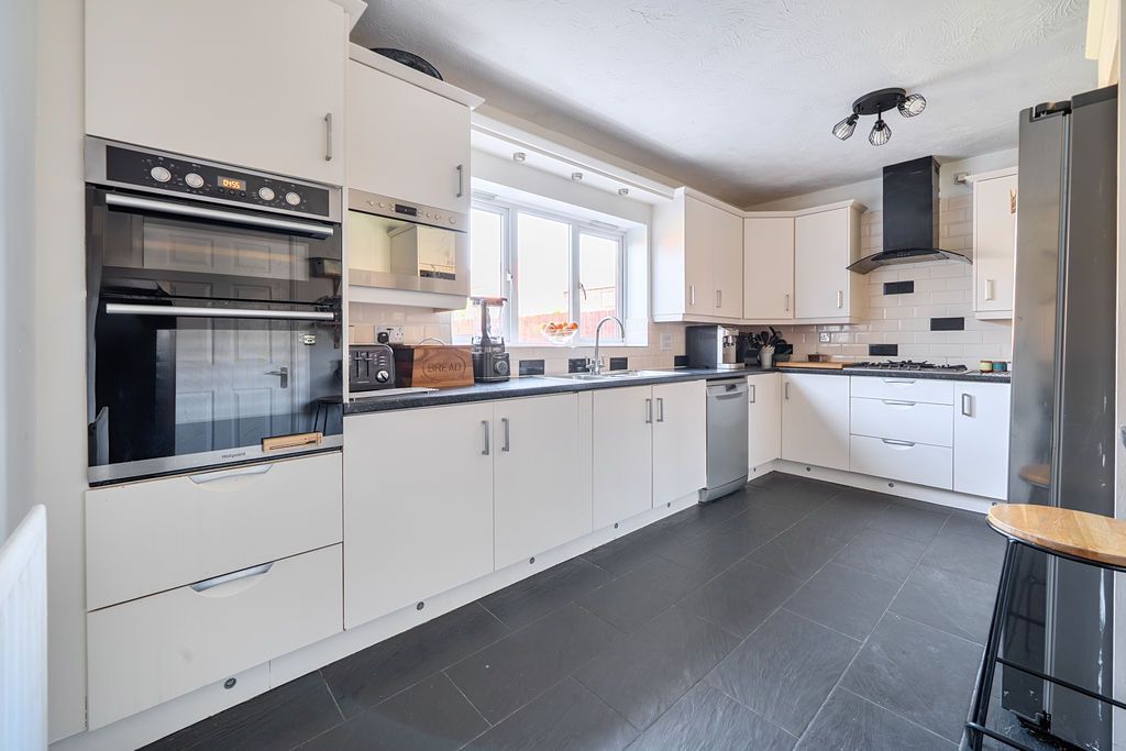 Property photo 3 of 20 Kitchen/Breakfast