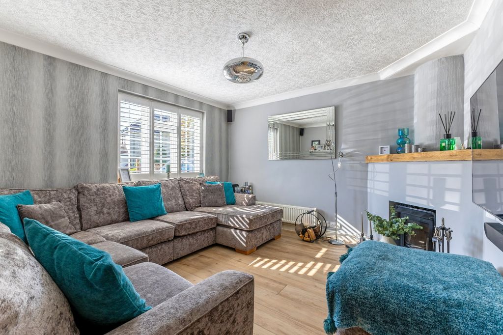 Property photo 3 of 17 Sitting Room