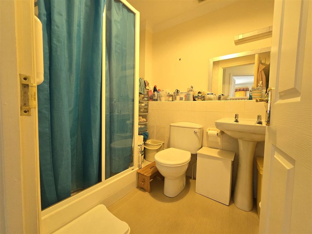 Property photo 3 of 22 Bathroom