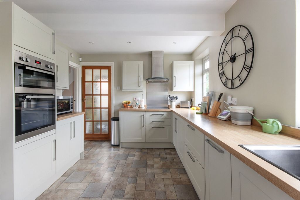 Property photo 3 of 17 Kitchen