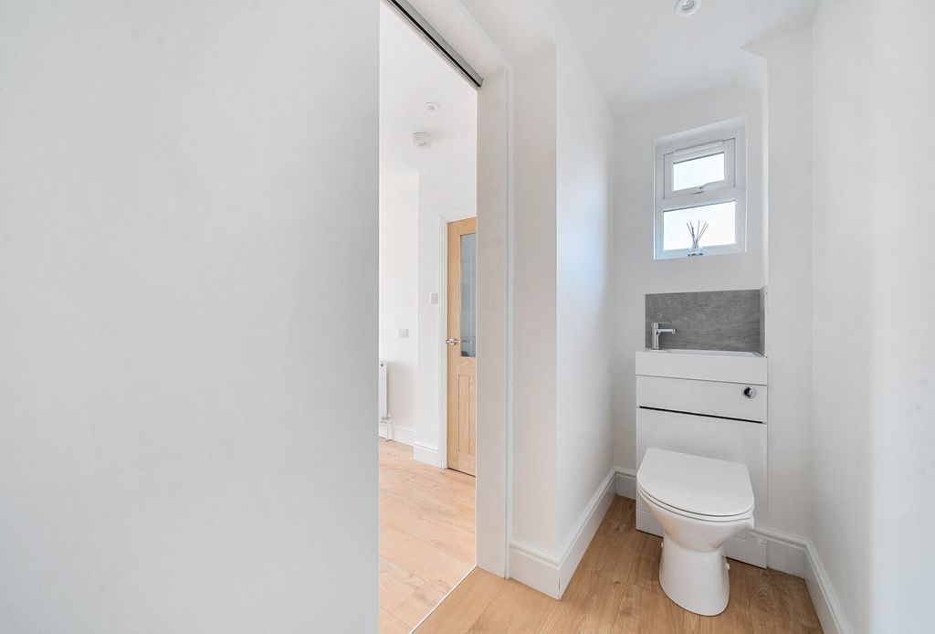 Property photo 3 of 17 1357508-13-68d537...