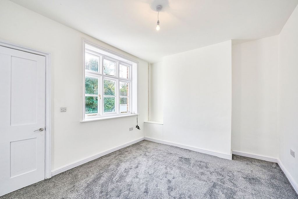 Property photo 2 of 8 Lounge