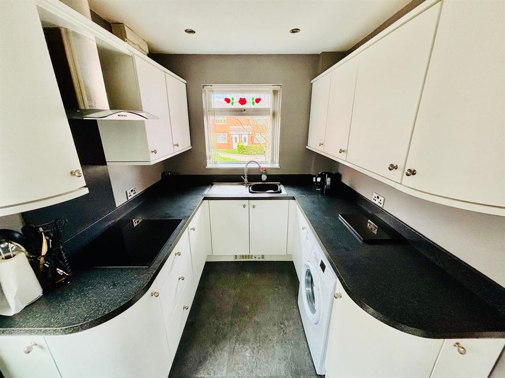 Property photo 3 of 18 Fitted Kitchen: