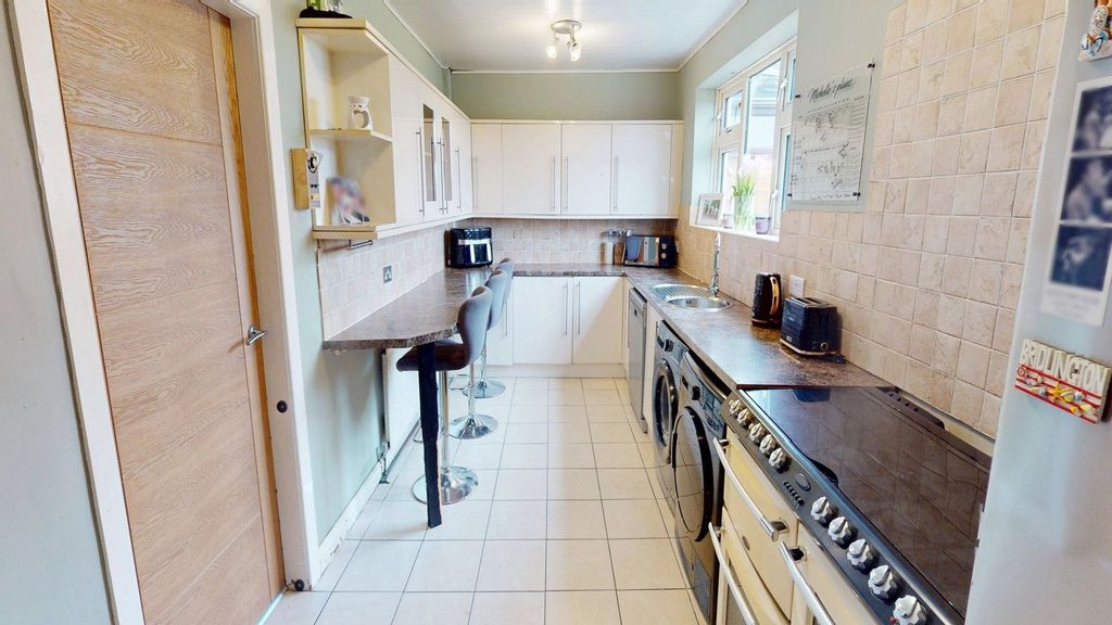 Property photo 3 of 20 Kitchen