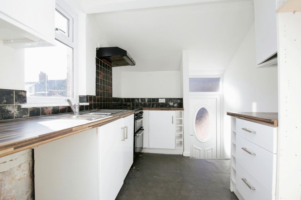 Property photo 2 of 11 Kitchen