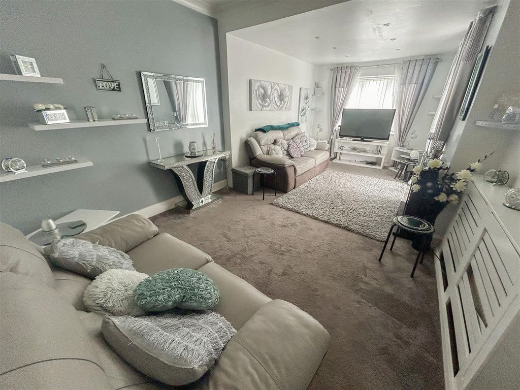 Property photo 2 of 18 Lounge