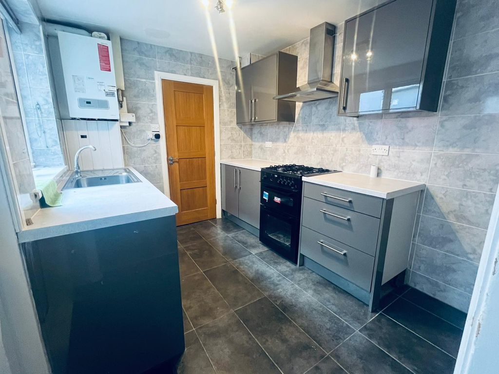 Property photo 2 of 10 Kitchen