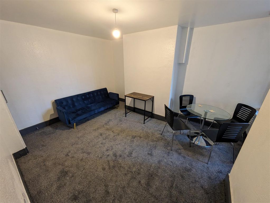 Property photo 2 of 18 Lounge