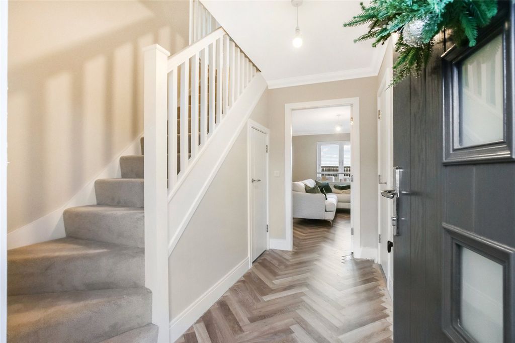 Property photo 3 of 14 Hallway