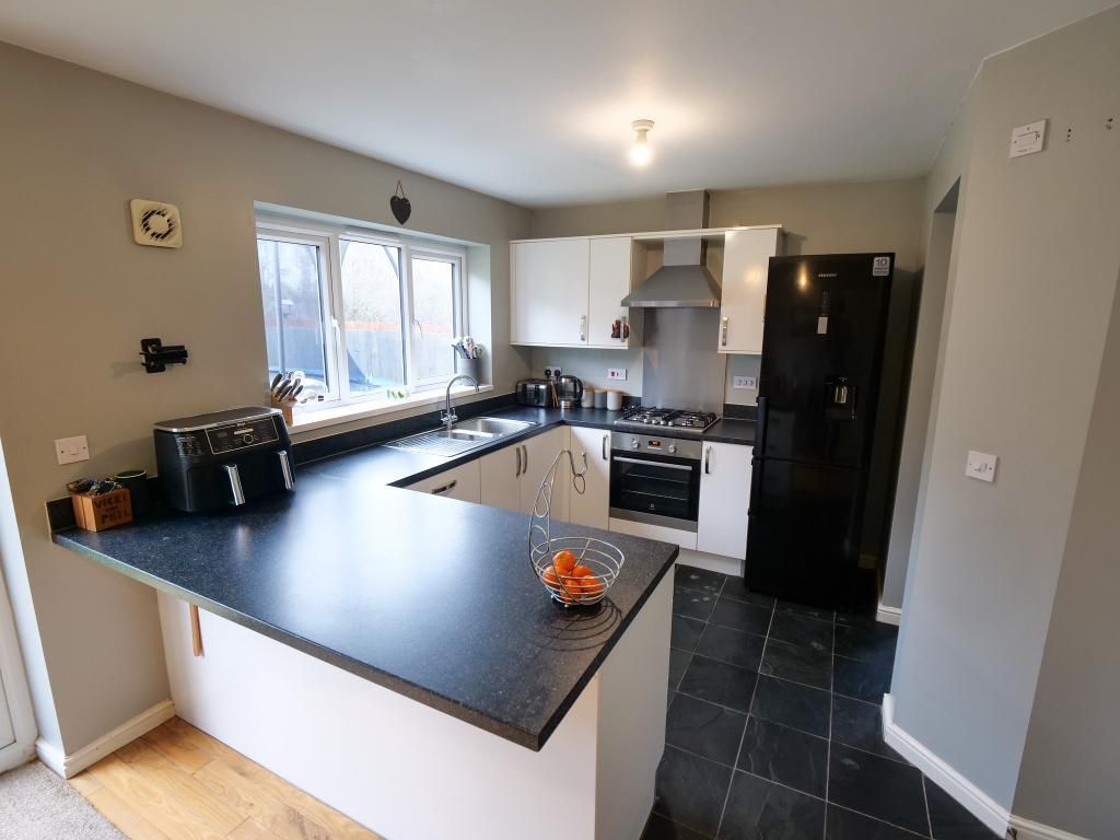 Property photo 3 of 14 Kitchen