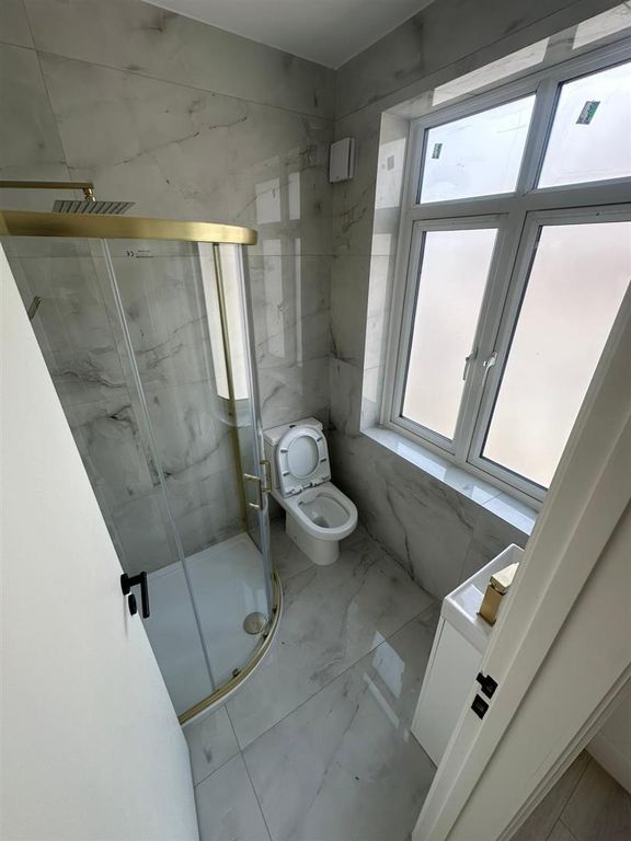 Property photo 3 of 10 Bedford Bathroom.Jpg