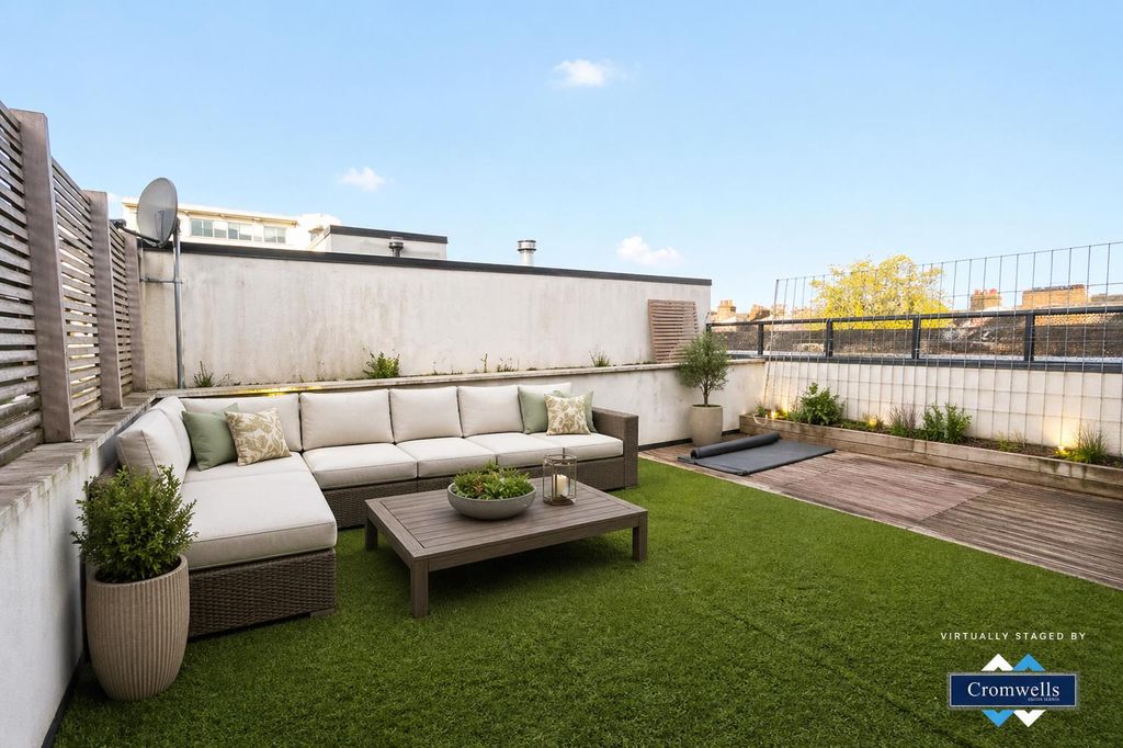 Property photo 2 of 19 Stagedterrace