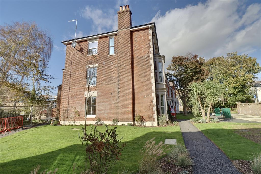 Property photo 2 of 11 696D5A51-E3B1-4564-A15F-4A6Fff001485_1_201_A.Jpeg