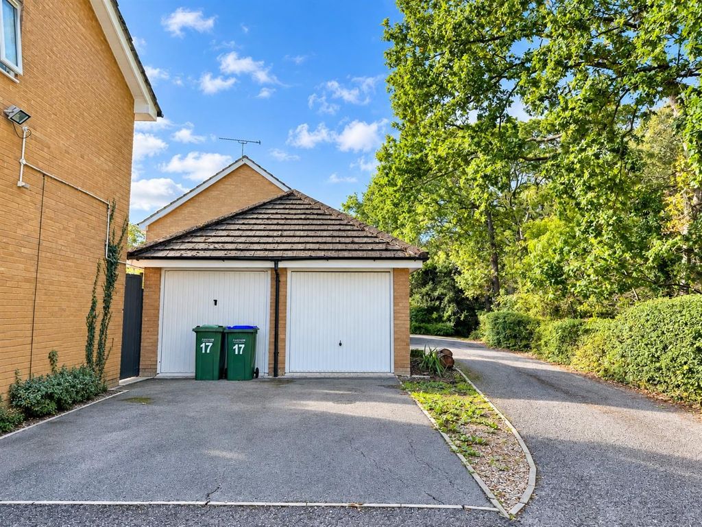 Property photo 2 of 11 Garage.Jpg