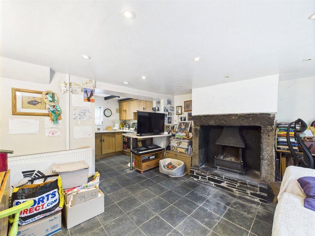 Property photo 3 of 10 Living / Kitchen