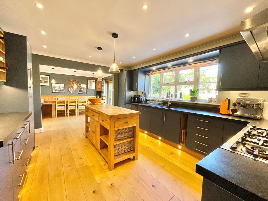 Property photo 3 of 34