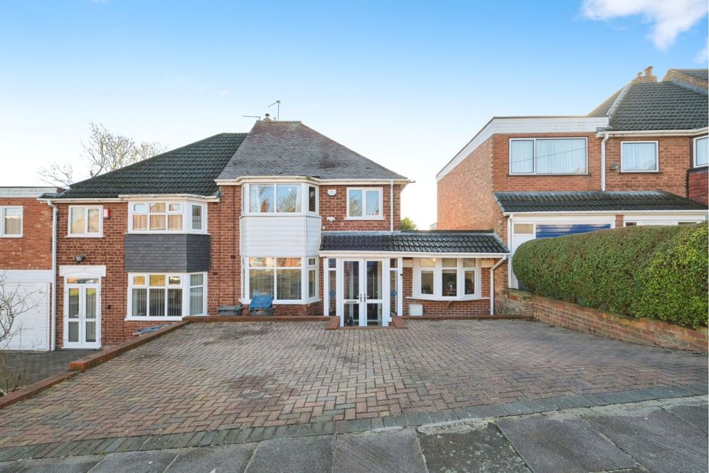 Property photo 1 of 17 Driveway