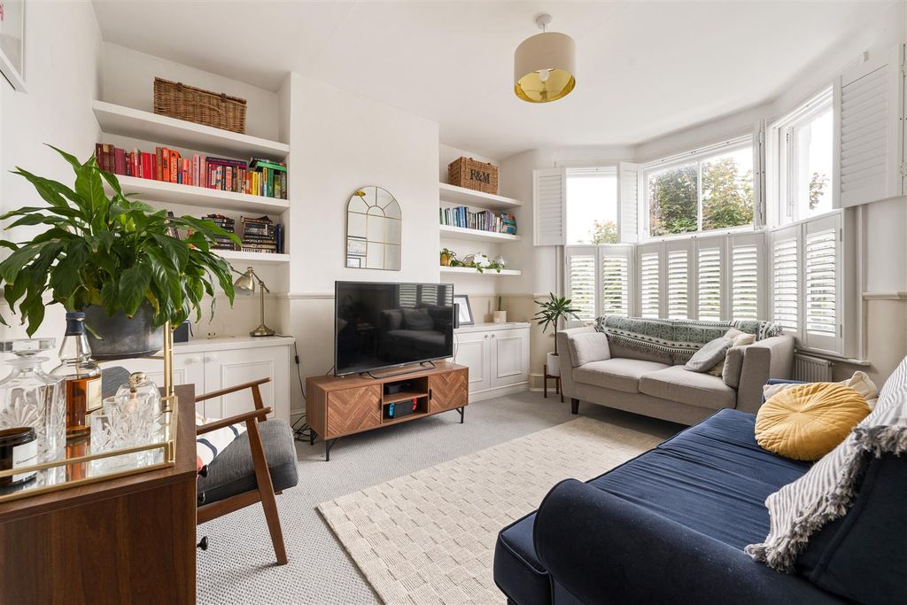 Property photo 2 of 21 Brunswick Road, E10