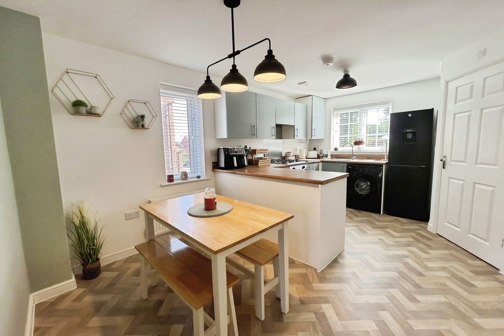 Property photo 3 of 14 Kitchen/Dining Room
